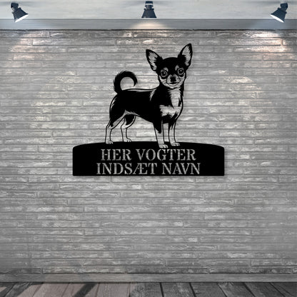 Chihuahua her vogter jeg metalskilt med personlig navn. Unik hundeejer gaveide..