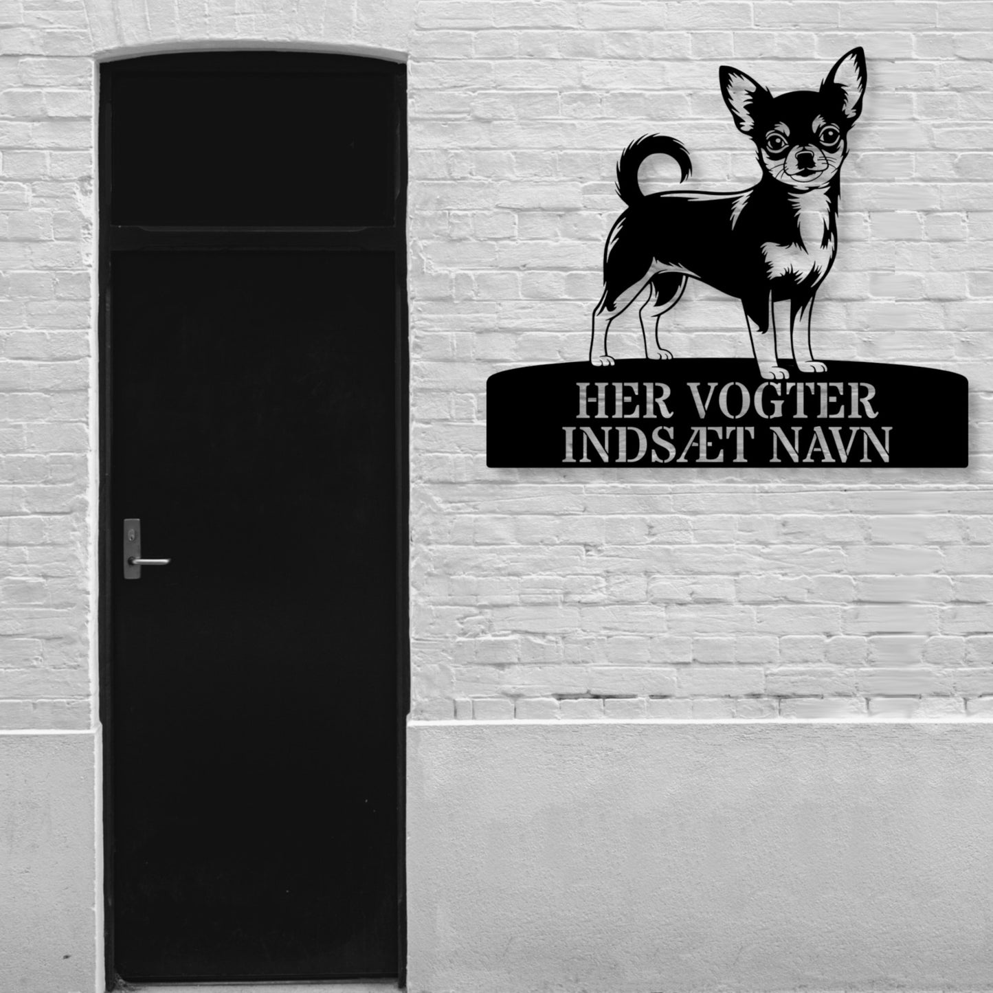 Chihuahua her vogter jeg metalskilt med personlig navn. Unik hundeejer gaveide.