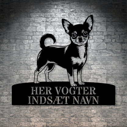 Chihuahua her vogter jeg metalskilt med personlig navn. Unik hundeejer gaveide