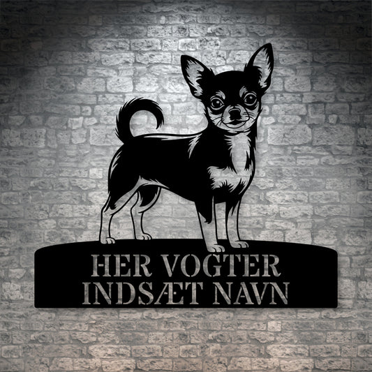 Chihuahua her vogter jeg metalskilt med personlig navn. Unik hundeejer gaveide