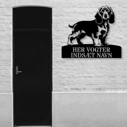Cocker Spaniel - her vogter jeg metalskilt med personlig navn. Unik hundeejer gaveide.