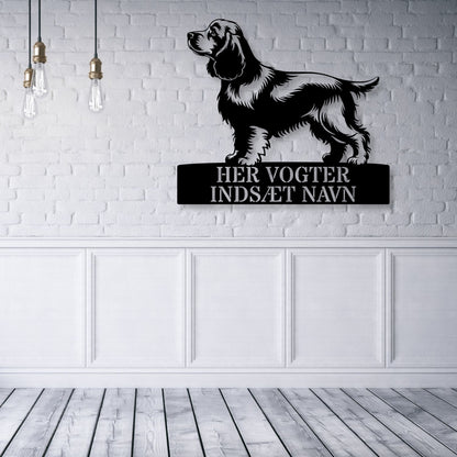 Cocker Spaniel skilt - her vogter jeg metalskilt med personlig navn. Unik hundeejer gaveide...