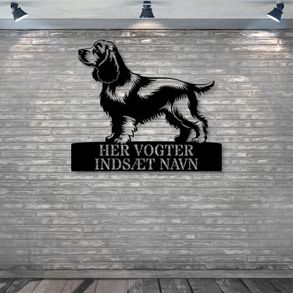 Cocker Spaniel skilt - her vogter jeg metalskilt med personlig navn. Unik hundeejer gaveide..