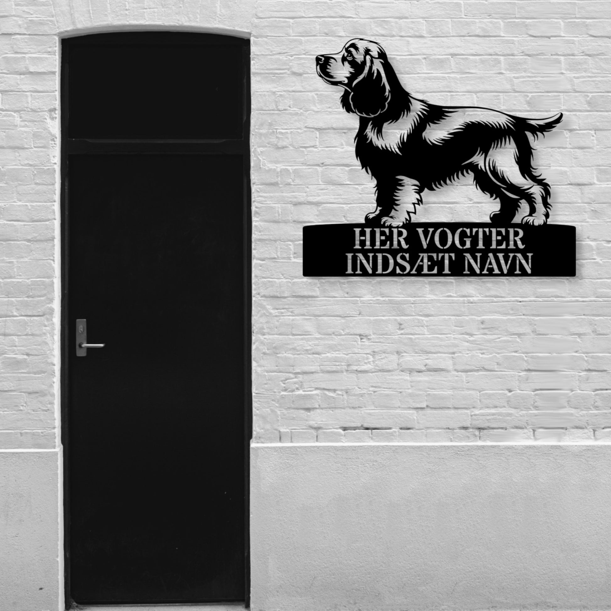 Cocker Spaniel skilt - her vogter jeg metalskilt med personlig navn. Unik hundeejer gaveide.