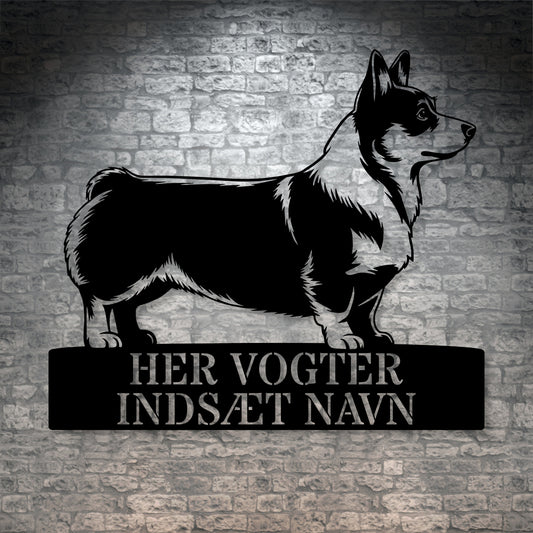 Corgi skilt - her vogter jeg metalskilt med personlig navn. Unik hundeejer gaveide
