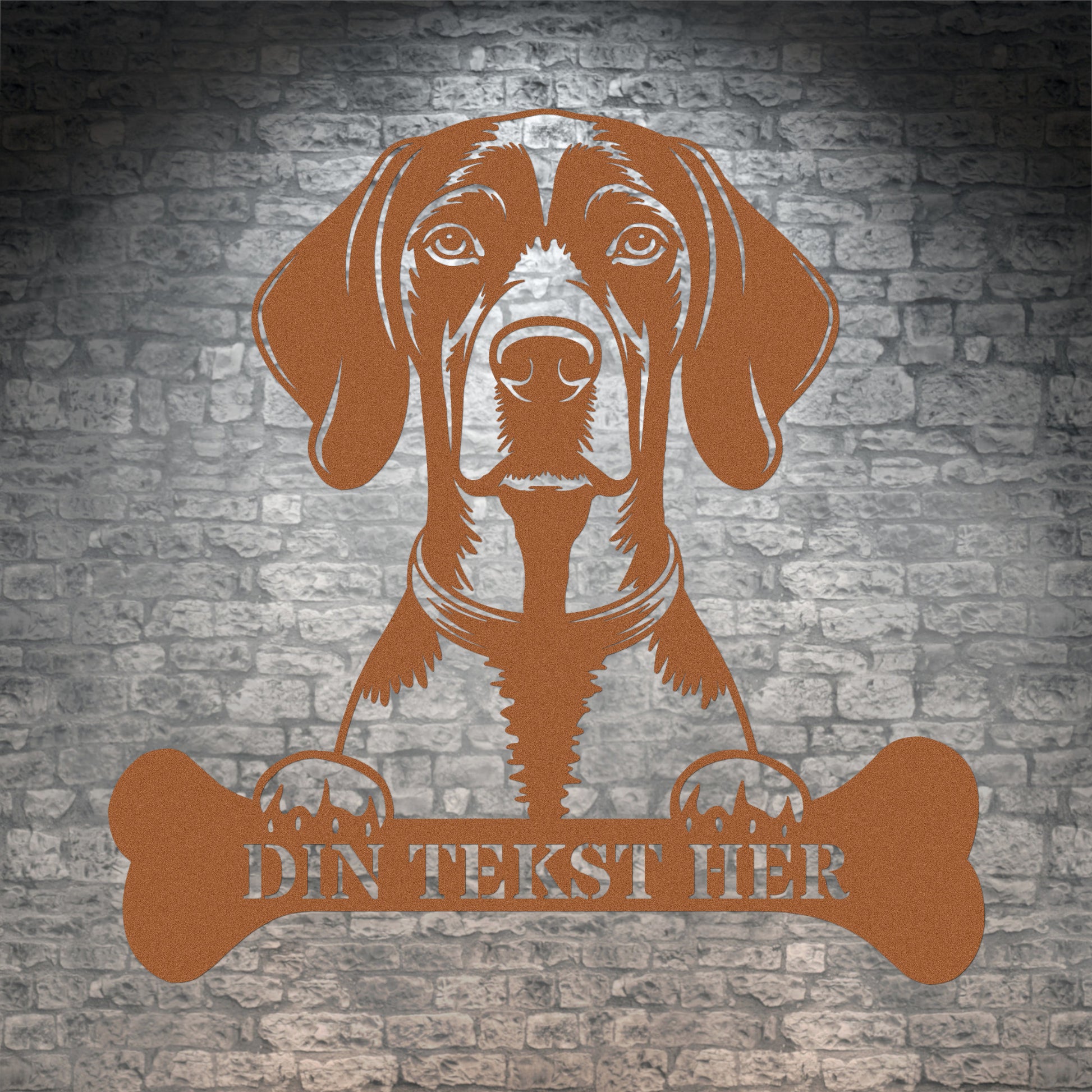 Dansk-Svensk Gårdhund metalskilt i brun med personlig tekst. Hundeejer navneskilt gaveidé