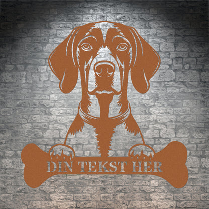Dansk-Svensk Gårdhund metalskilt i brun med personlig tekst. Hundeejer navneskilt gaveidé