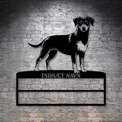 Dansk Svensk gårdhund rosette display metalskilt med personlig tekst og navn. Unik Gaveide til hundeejer