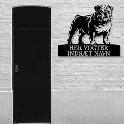 Engelsk Bulldog her vogter jeg metalskilt med personlig navn. Unik hundeejer gaveide.