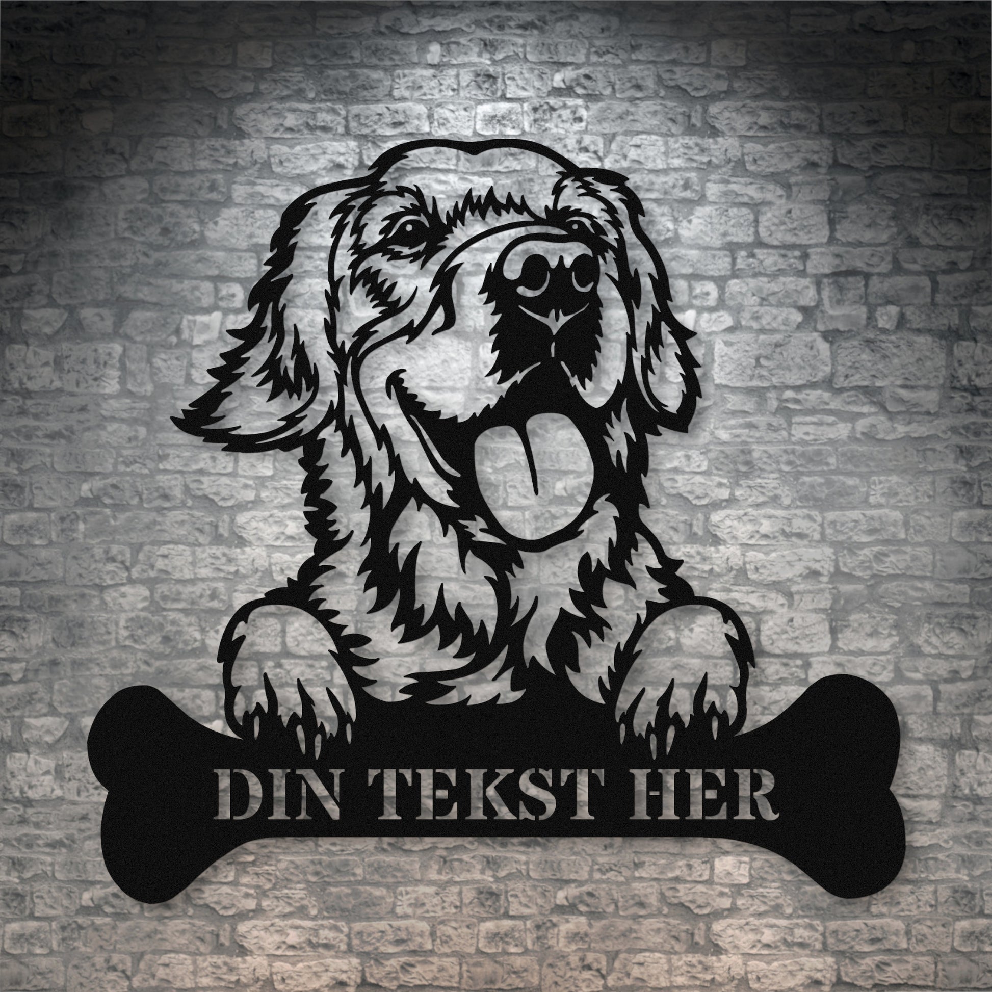 Golden retriever metalskilt i sort med personlig tekst. Hundeejer navneskilt gaveidé