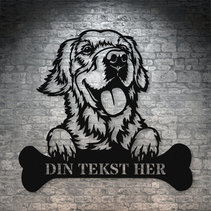 Golden retriever metalskilt i sort med personlig tekst. Hundeejer navneskilt gaveidé