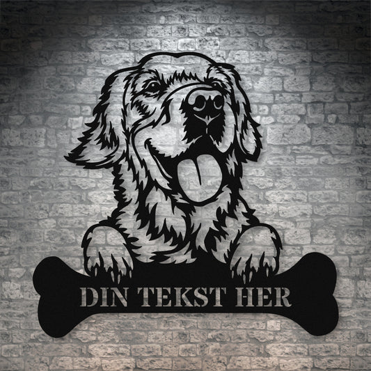 Golden retriever metalskilt i sort med personlig tekst. Hundeejer navneskilt gaveidé