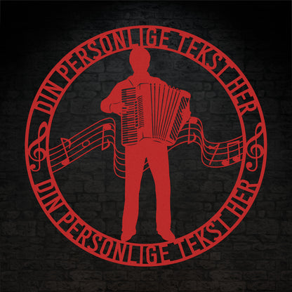 Harmonika metal vægskilt i rød med personlig tekst. Unik musiker gaveidé