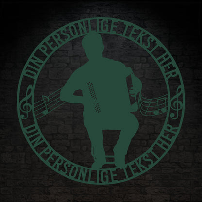 Harmonika spiller - Rund vægskilt i grøn med personlig tekst. Unik musiker gaveidé