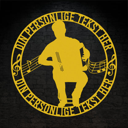 Harmonika spiller - Rund vægskilt i gul med personlig tekst. Unik musiker gaveidé