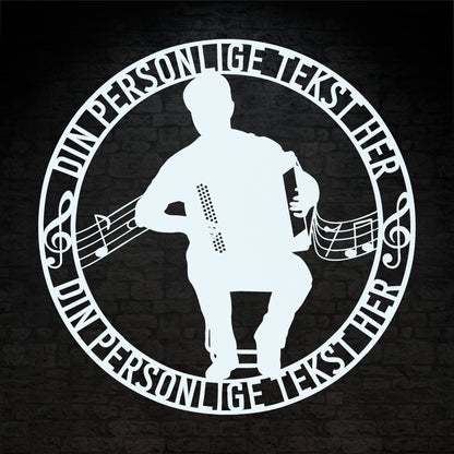 Harmonika spiller - Rund vægskilt i hvid med personlig tekst. Unik musiker gaveidé