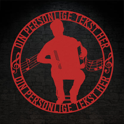 Harmonika spiller - Rund vægskilt i rød med personlig tekst. Unik musiker gaveidé