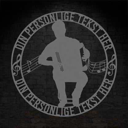 Harmonika spiller - Rund vægskilt i sølv med personlig tekst. Unik musiker gaveidé
