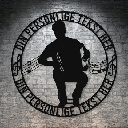 Harmonika spiller - Rund vægskilt i sort med personlig tekst. Unik musiker gaveidé