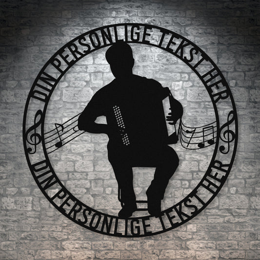 Harmonika spiller - Rund vægskilt i sort med personlig tekst. Unik musiker gaveidé