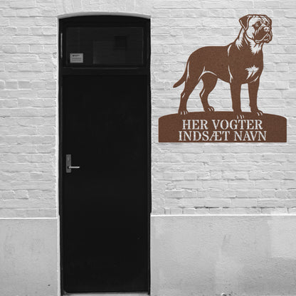 Her vogter jeg. Brun Bullmastiff metal navneskilt.