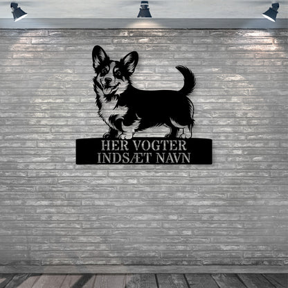 Her vogter jeg. Corgi metalskilt med personlig navn. Unik hundeejer gaveide..