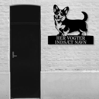 Her vogter jeg. Corgi metalskilt med personlig navn. Unik hundeejer gaveide.