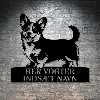Her vogter jeg. Corgi metalskilt med personlig navn. Unik hundeejer gaveide