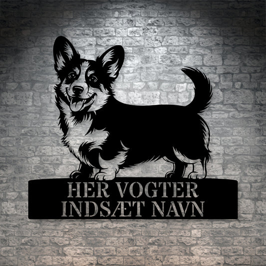 Her vogter jeg. Corgi metalskilt med personlig navn. Unik hundeejer gaveide