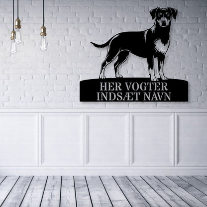 Her vogter jeg. Dansk-Svensk Gårdhund metalskilt med personlig navn. Unik hundeejer gaveide...