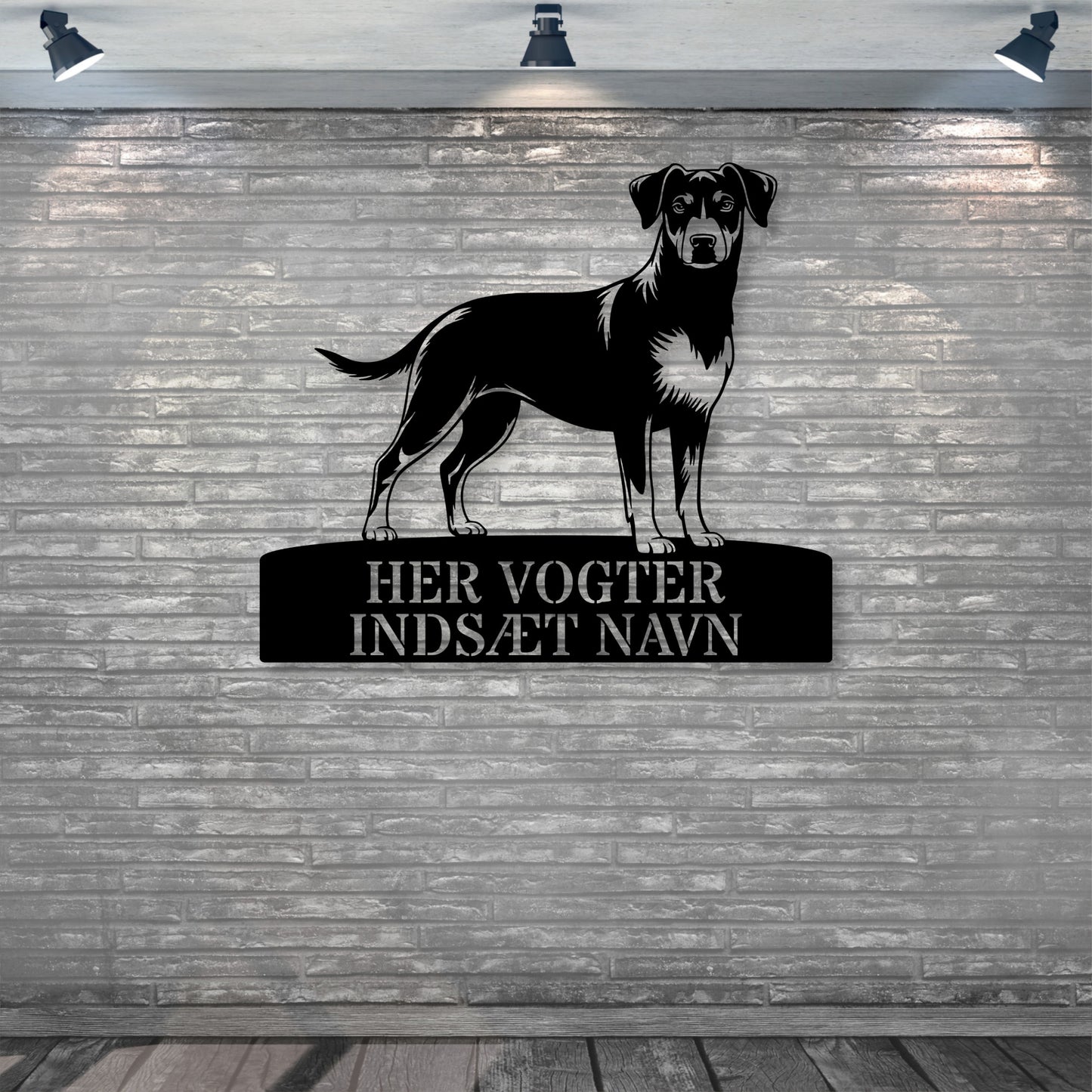 Her vogter jeg. Dansk-Svensk Gårdhund metalskilt med personlig navn. Unik hundeejer gaveide..