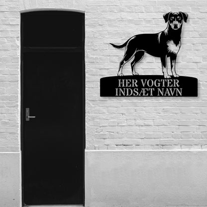 Her vogter jeg. Dansk-Svensk Gårdhund metalskilt med personlig navn. Unik hundeejer gaveide.