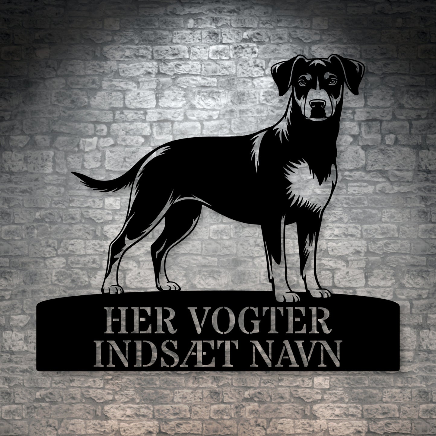 Her vogter jeg. Dansk-Svensk Gårdhund metalskilt med personlig navn. Unik hundeejer gaveide