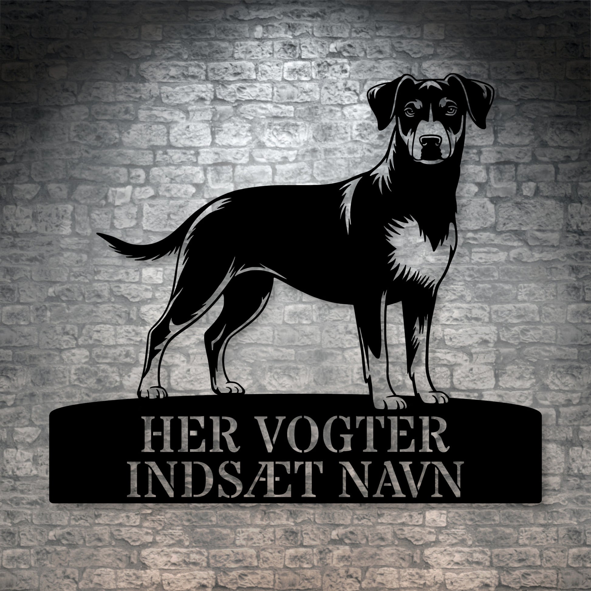 Her vogter jeg. Dansk-Svensk Gårdhund metalskilt med personlig navn. Unik hundeejer gaveide