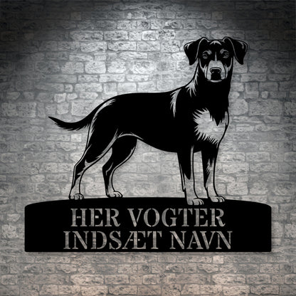 Her vogter jeg. Dansk-Svensk Gårdhund metalskilt med personlig navn. Unik hundeejer gaveide