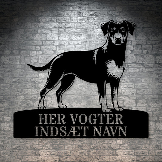 Her vogter jeg. Dansk-Svensk Gårdhund metalskilt med personlig navn. Unik hundeejer gaveide