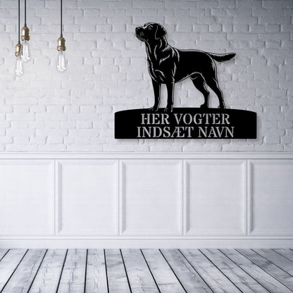 Her vogter jeg. Labrador Retriever metalskilt med personlig navn. Unik hundeejer gaveide...