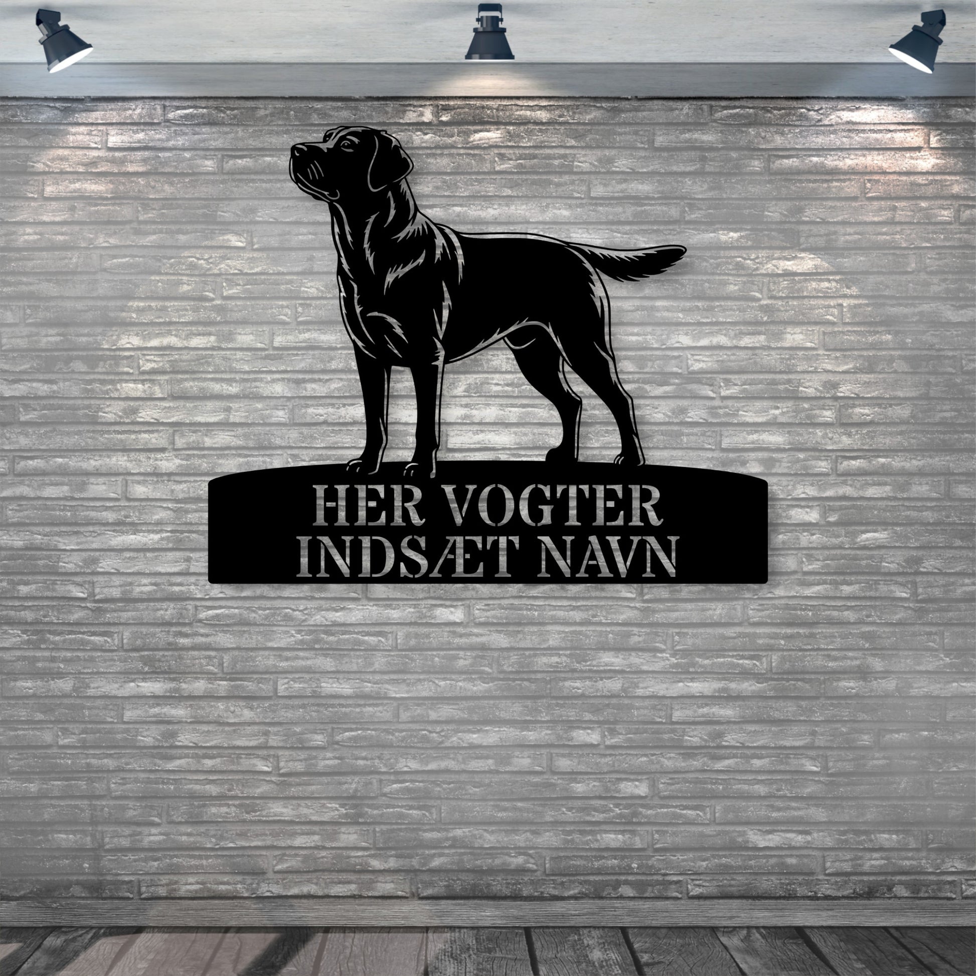Her vogter jeg. Labrador Retriever metalskilt med personlig navn. Unik hundeejer gaveide..