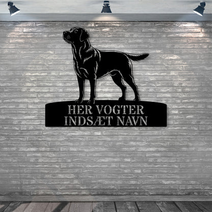 Her vogter jeg. Labrador Retriever metalskilt med personlig navn. Unik hundeejer gaveide..