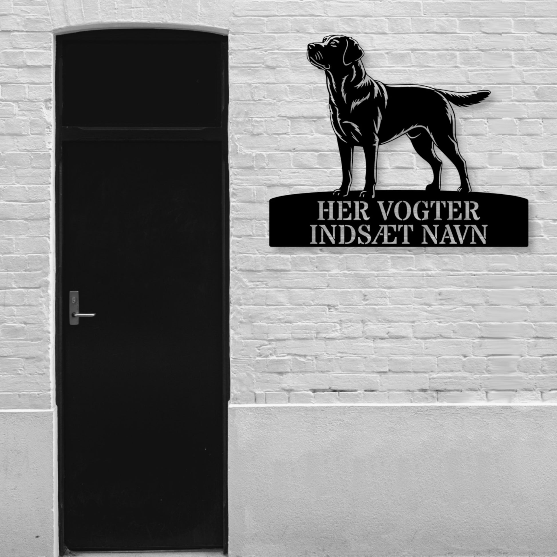 Her vogter jeg. Labrador Retriever metalskilt med personlig navn. Unik hundeejer gaveide.