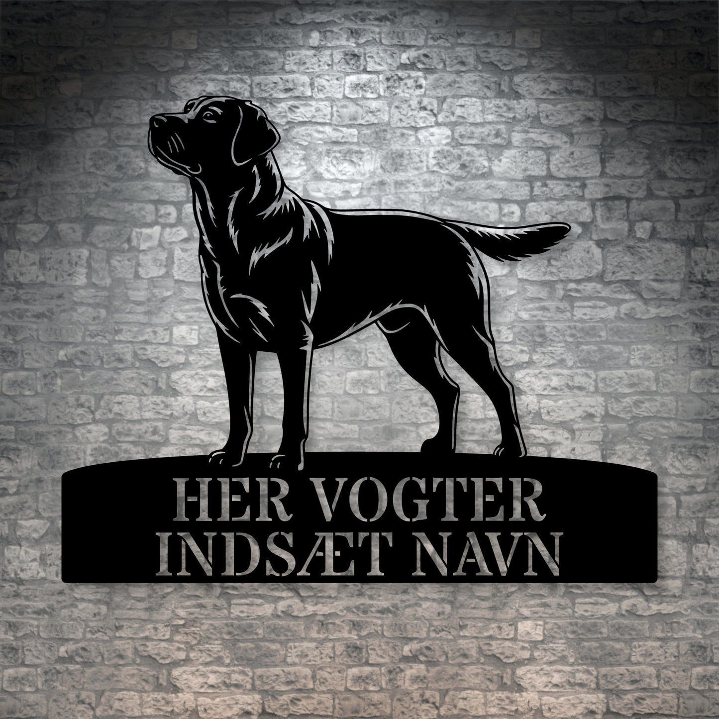 Her vogter jeg. Labrador Retriever metalskilt med personlig navn. Unik hundeejer gaveide