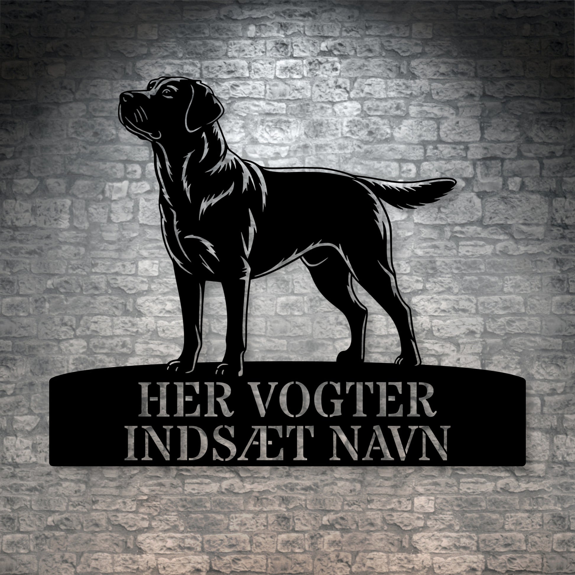 Her vogter jeg. Labrador Retriever metalskilt med personlig navn. Unik hundeejer gaveide