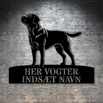 Her vogter jeg. Labrador Retriever metalskilt med personlig navn. Unik hundeejer gaveide