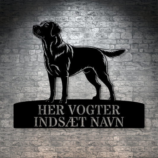 Her vogter jeg. Labrador Retriever metalskilt med personlig navn. Unik hundeejer gaveide