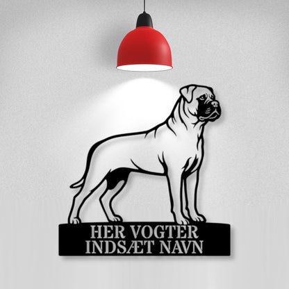 Her vogter jeg. Lys Bullmastiff metal navneskilt....