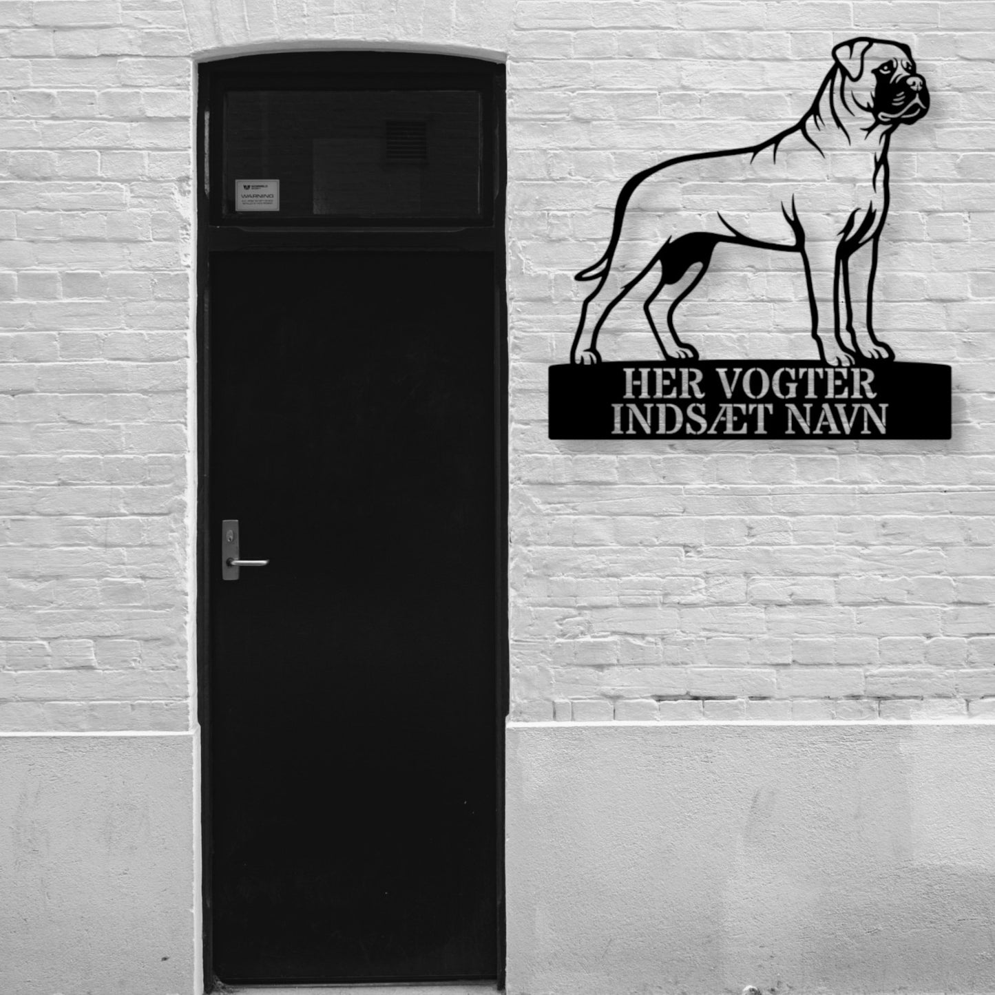 Her vogter jeg. Lys Bullmastiff metal navneskilt...