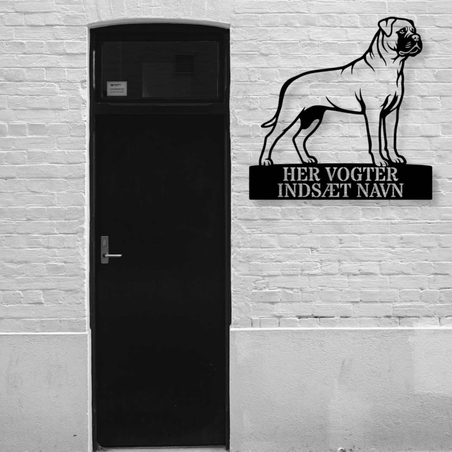 Her vogter jeg. Lys Bullmastiff metal navneskilt...