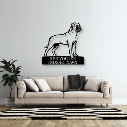 Her vogter jeg. Lys Bullmastiff metal navneskilt.