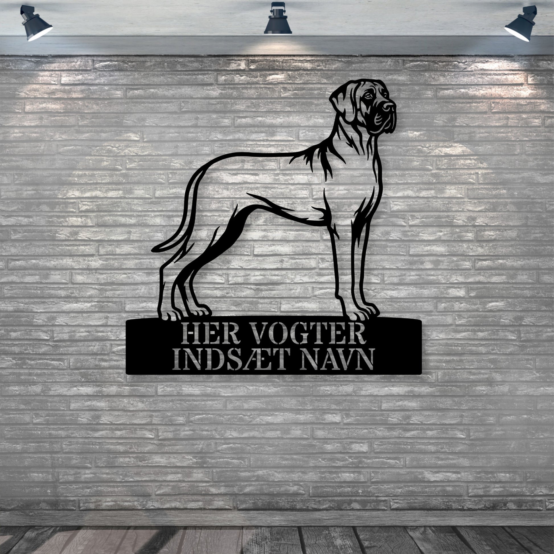 Her vogter jeg. Lys granddanois metal navneskilt..
