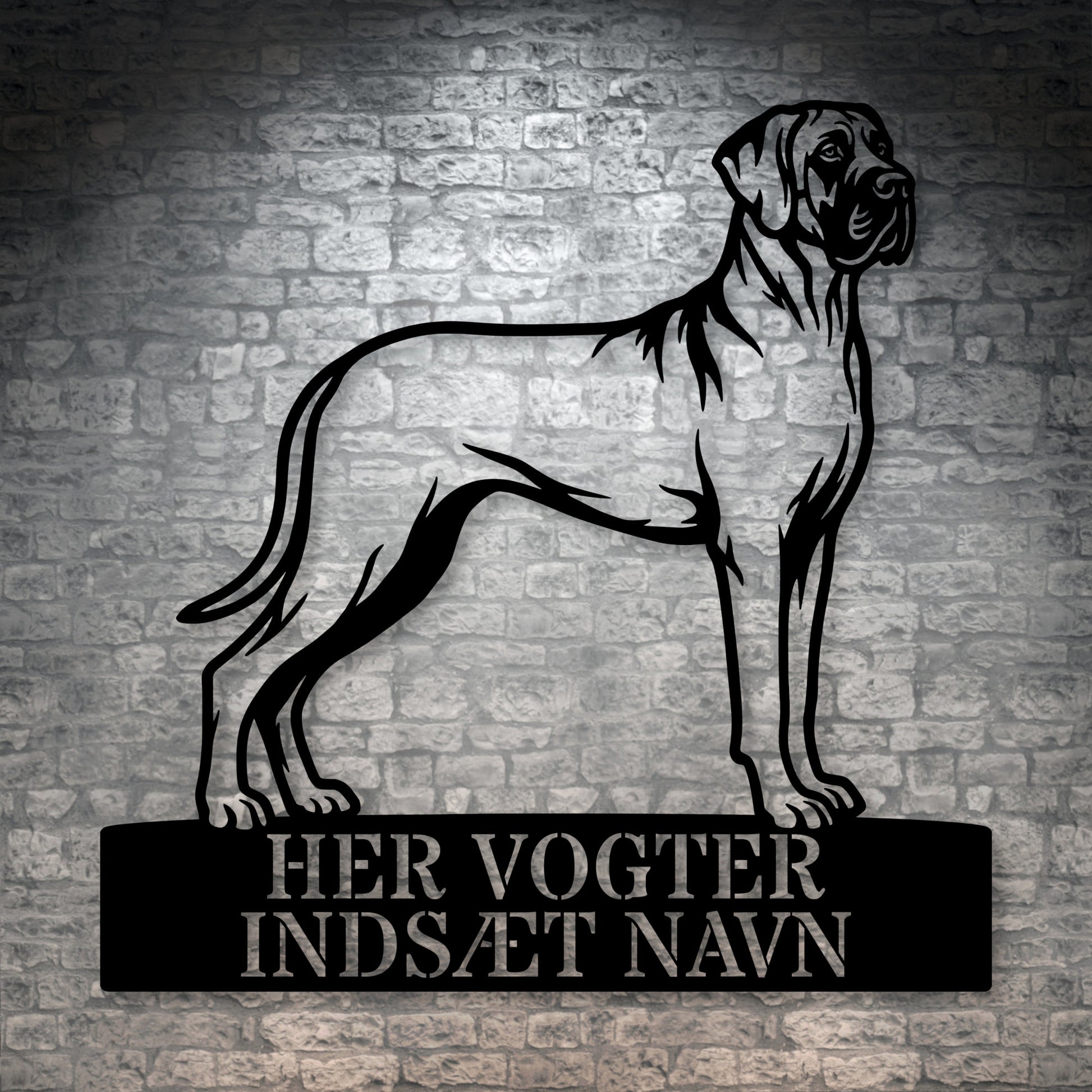 Her vogter jeg. Lys granddanois metal navneskilt